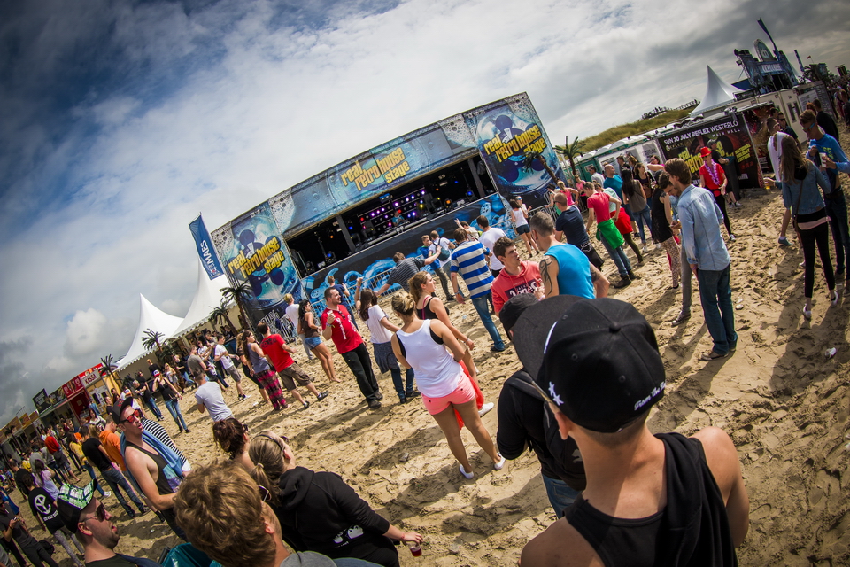 Beachland 2014 @ Strand Blankenberge, picture 2, photographed by sven dullaert - FrontView Magazine