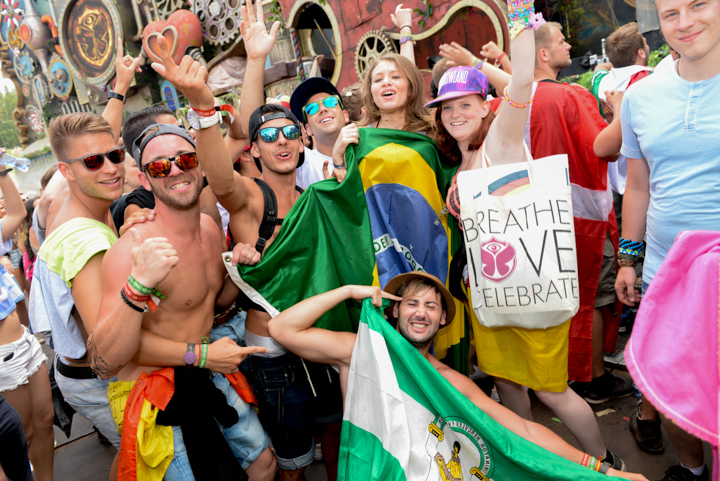 Tomorrowland sfeerbeelden & publieksfoto's 28 juni - deel 1, picture 19, photographed by Youri Vanlommel - FrontView Magazine