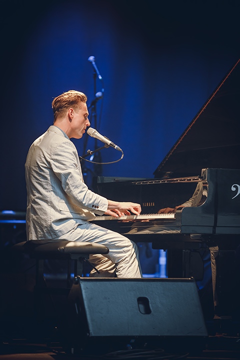 Bent Van Looy & Strings @ M-idzomer 2014, picture 12, photographed by Elke Briers - FrontView Magazine