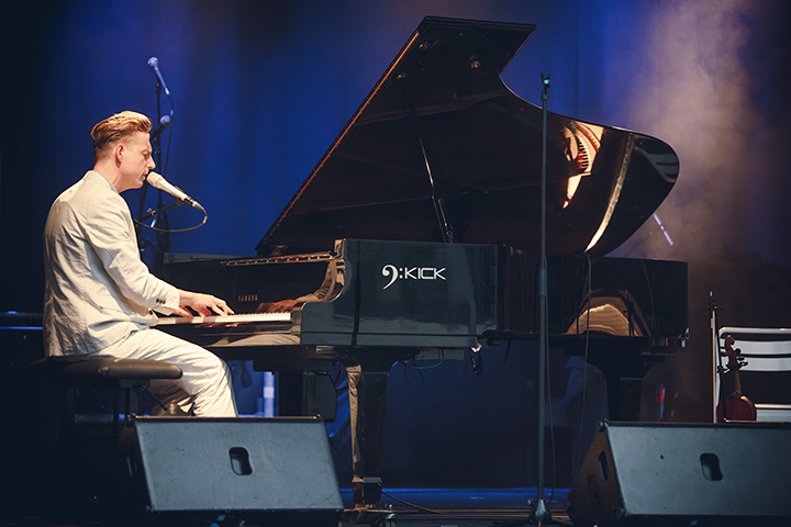 Bent Van Looy & Strings @ M-idzomer 2014, picture 13, photographed by Elke Briers - FrontView Magazine