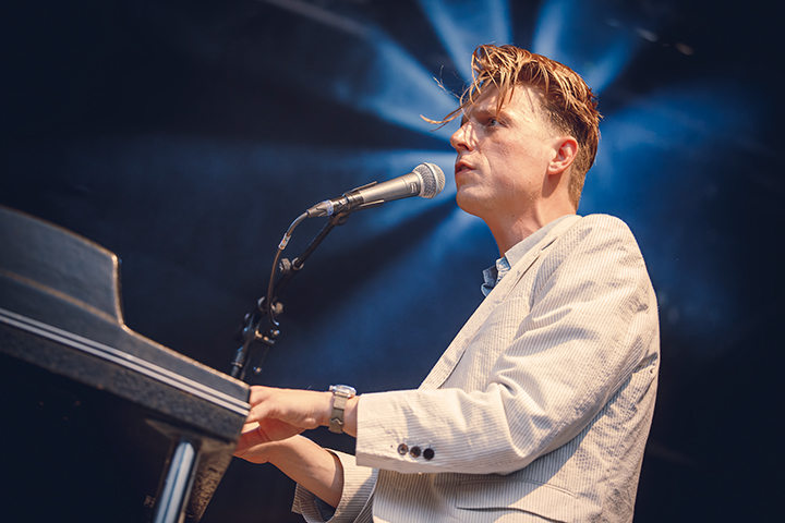 Bent Van Looy & Strings @ M-idzomer 2014, picture 15, photographed by Elke Briers - FrontView Magazine