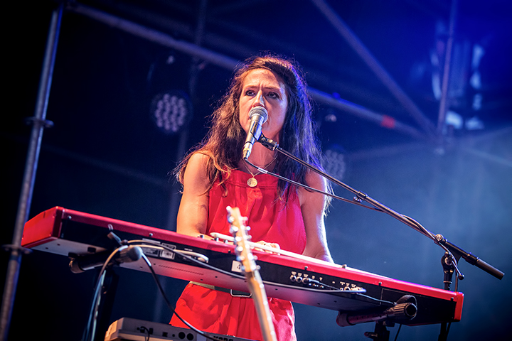 Joan As Police Woman @ M-idzomer 2014, picture 2, photographed by Elke Briers - FrontView Magazine