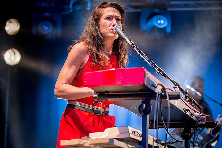 Joan As Police Woman @ M-idzomer 2014, picture 4, photographed by Elke Briers - FrontView Magazine