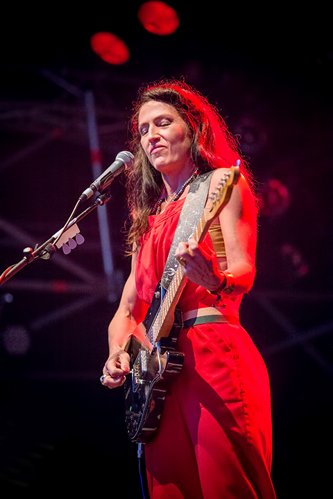 Joan As Police Woman @ M-idzomer 2014, picture 8, photographed by Elke Briers - FrontView Magazine