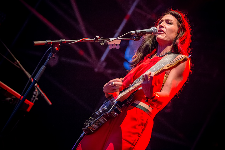 Joan As Police Woman @ M-idzomer 2014, picture 9, photographed by Elke Briers - FrontView Magazine