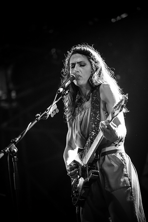 Joan As Police Woman @ M-idzomer 2014, picture 13, photographed by Elke Briers - FrontView Magazine