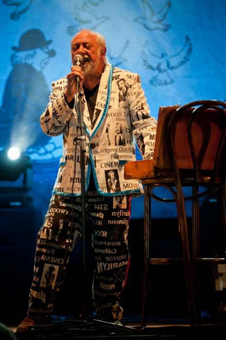 Urbanus & De Fanfaar @ Dranouter 2014, picture 14, photographed by Devid Camerlynck - FrontView Magazine