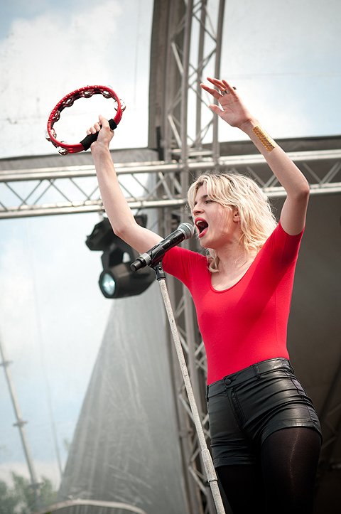 Hollysiz @ Ronquières Festival 2014, picture 3, photographed by Magali Decamps - FrontView Magazine