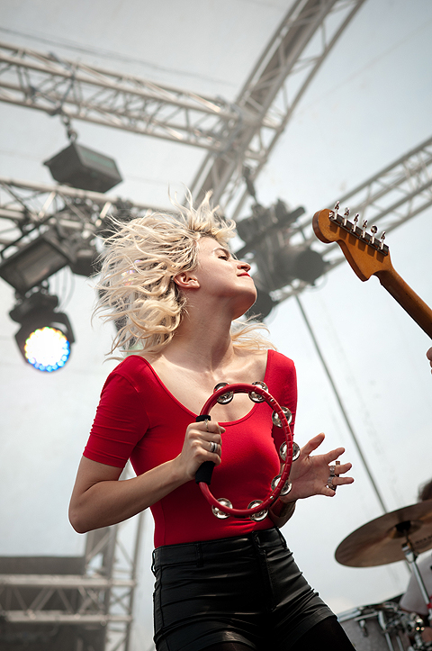 Hollysiz @ Ronquières Festival 2014, picture 6, photographed by Magali Decamps - FrontView Magazine