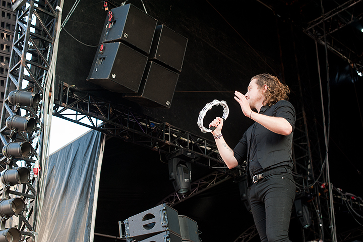 Julien Doré @ Ronquières Festival 2014, picture 10, photographed by Magali Decamps - FrontView Magazine