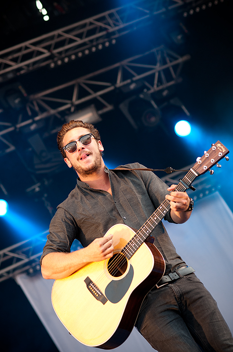 Bastian Baker @ Ronquières Festival 2014, picture 2, photographed by Magali Decamps - FrontView Magazine