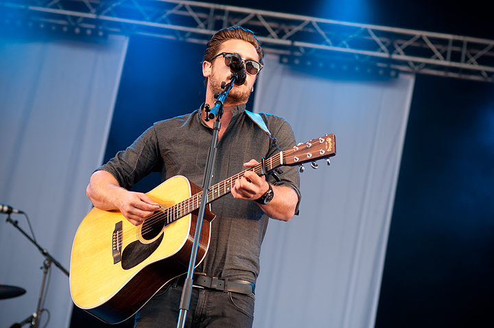 Bastian Baker @ Ronquières Festival 2014, picture 8, photographed by Magali Decamps - FrontView Magazine