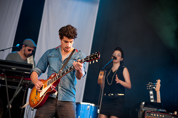 Bastian Baker @ Ronquières Festival 2014, picture 9, photographed by Magali Decamps - FrontView Magazine
