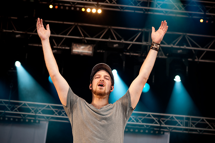 Bastian Baker @ Ronquières Festival 2014, picture 12, photographed by Magali Decamps - FrontView Magazine
