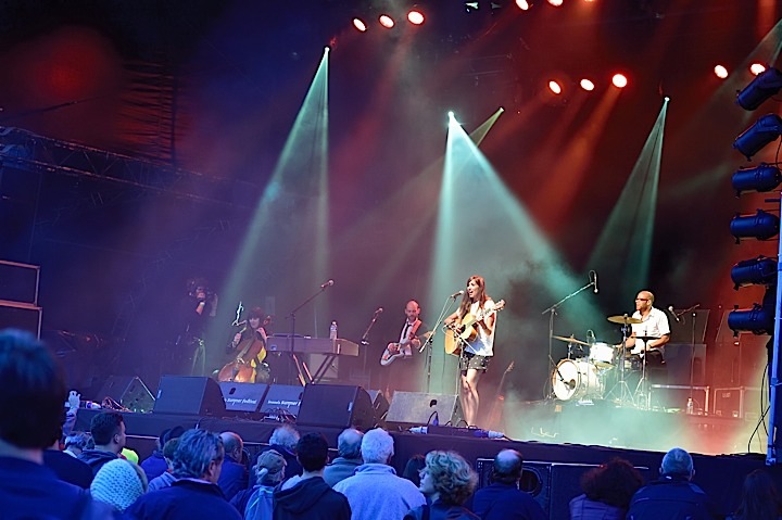 Clare Louise @ Brussels Summer Festival, picture 17, photographed by Wim Patry - FrontView Magazine