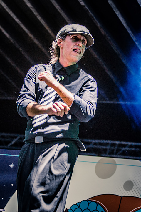 Feest podium - dag 1 @ Maanrock 2014, foto 1, foto's door Elke Briers - FrontView Magazine