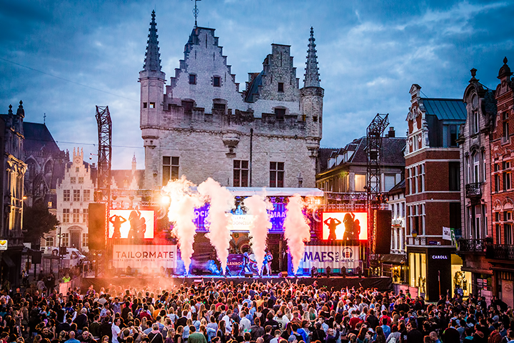 Feest podium - dag 1 @ Maanrock 2014, foto 8, foto's door Elke Briers - FrontView Magazine