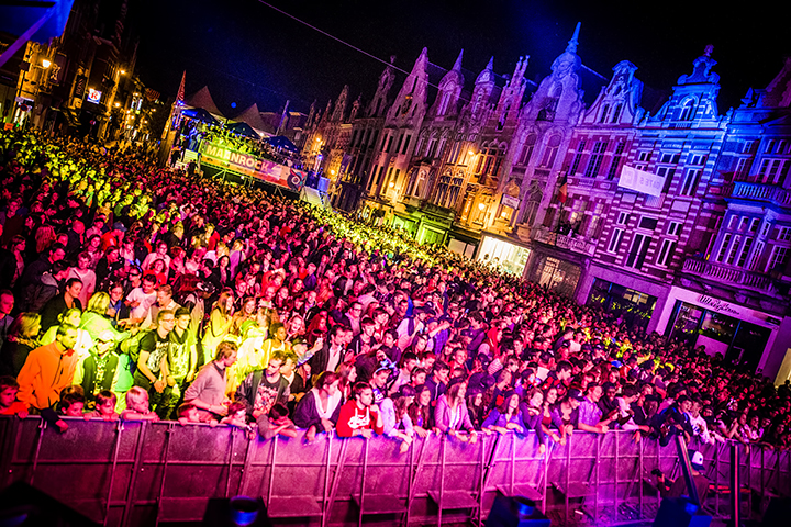 Feest podium - dag 1 @ Maanrock 2014, foto 9, foto's door Elke Briers - FrontView Magazine