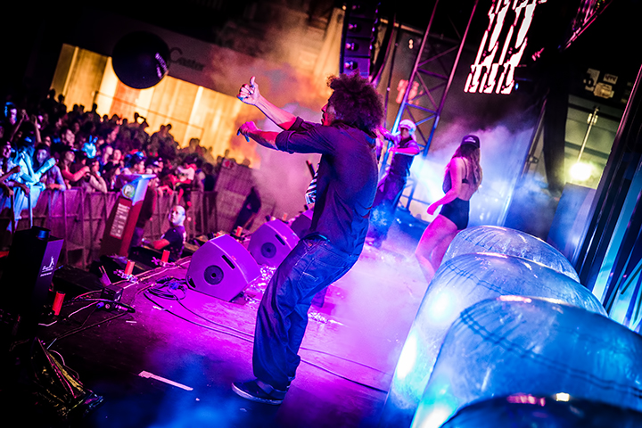 Feest podium - dag 1 @ Maanrock 2014, foto 11, foto's door Elke Briers - FrontView Magazine