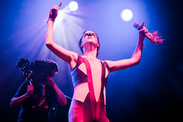Kenji Minogue @ Crammerock 2014, picture 2, photographed by Tom Stessens - FrontView Magazine