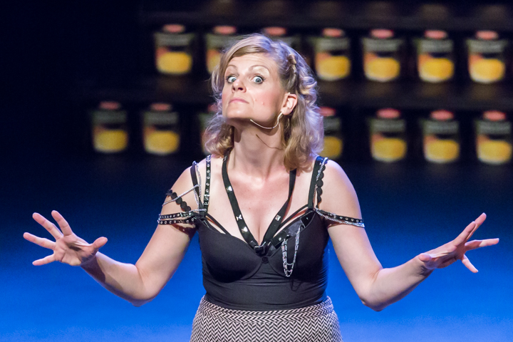 Nele Goossens: " 't Zal wel zijn " @ Fakkelteater, picture 44, photographed by Guy Danneels - FrontView Magazine