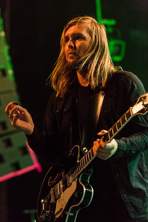 Band Of Skulls @ Trix, picture 27, photographed by Edwin Houdevelt - FrontView Magazine