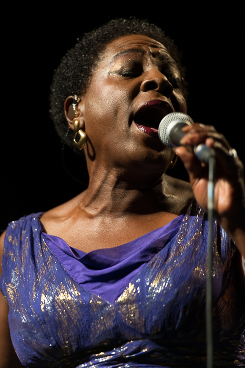 Sharon Jones & The Dap-Kings @ Het Depot, picture 5, photographed by Jan van Hecke - FrontView Magazine