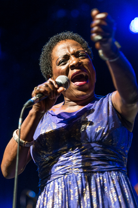 Sharon Jones & The Dap-Kings @ Het Depot, picture 7, photographed by Jan van Hecke - FrontView Magazine