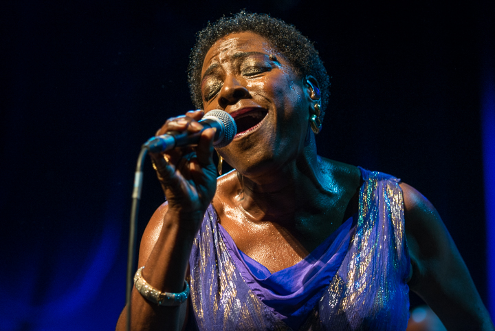 Sharon Jones & The Dap-Kings @ Het Depot, picture 12, photographed by Jan van Hecke - FrontView Magazine