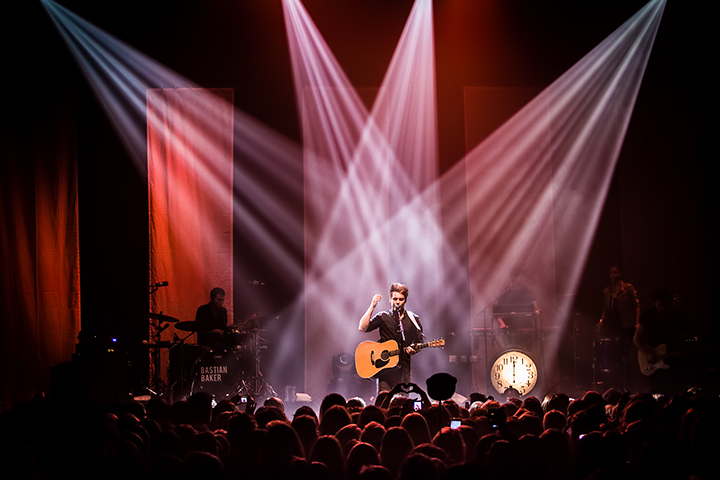 Bastian Baker @ Koninklijk Circus, picture 11, photographed by Elke Briers - FrontView Magazine