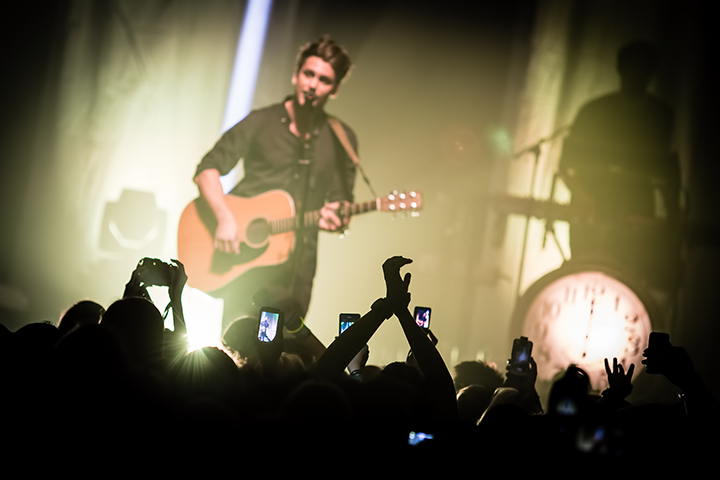 Bastian Baker @ Koninklijk Circus, picture 14, photographed by Elke Briers - FrontView Magazine