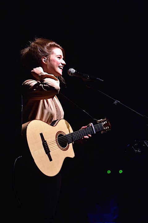 Selah Sue @ Cirque Royal, picture 1, photographed by Wim Patry - FrontView Magazine