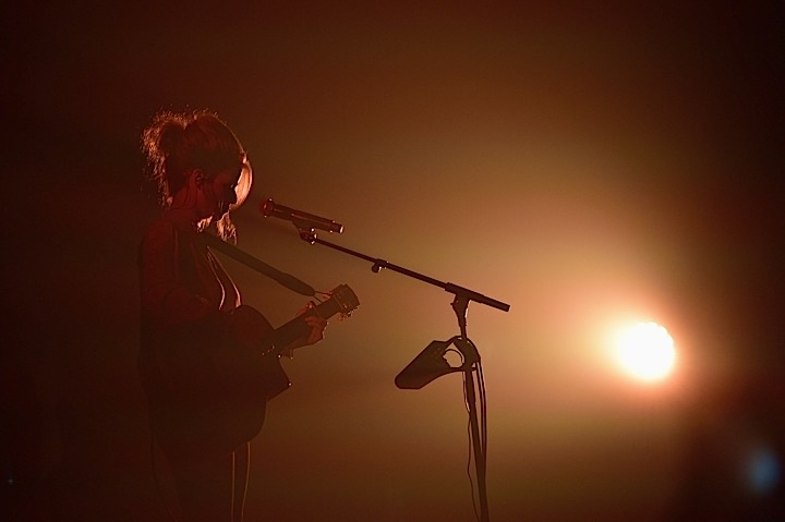 Selah Sue @ Cirque Royal, picture 2, photographed by Wim Patry - FrontView Magazine