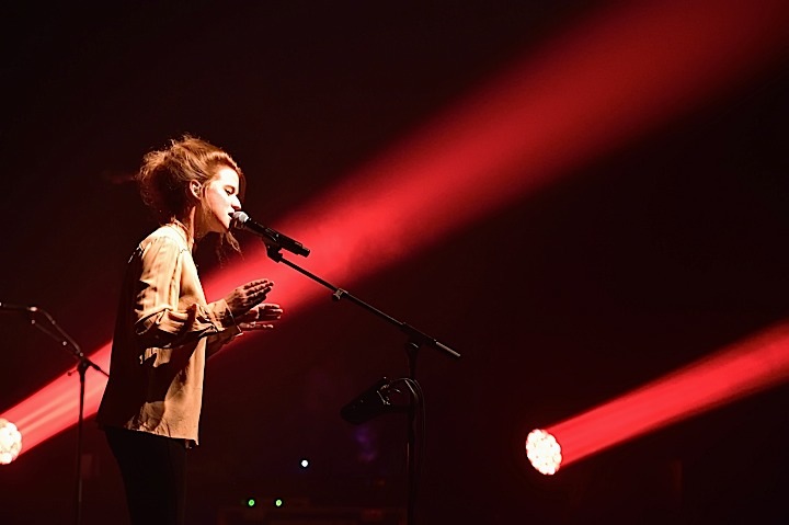 Selah Sue @ Cirque Royal, picture 4, photographed by Wim Patry - FrontView Magazine