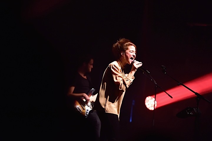 Selah Sue @ Cirque Royal, picture 6, photographed by Wim Patry - FrontView Magazine