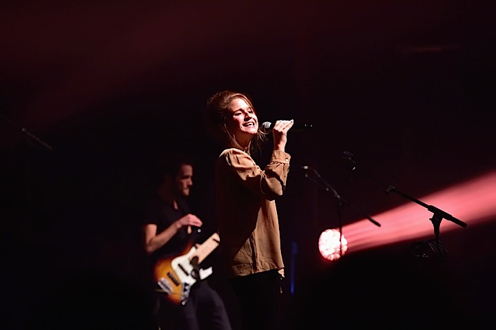 Selah Sue @ Cirque Royal, picture 7, photographed by Wim Patry - FrontView Magazine