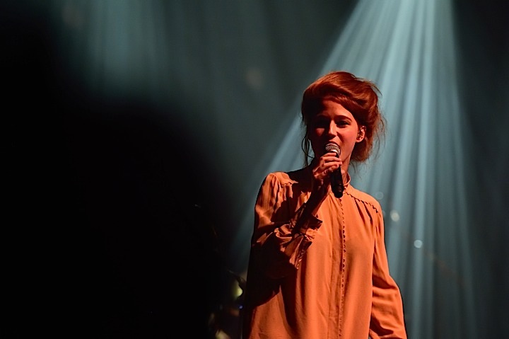 Selah Sue @ Cirque Royal, picture 12, photographed by Wim Patry - FrontView Magazine