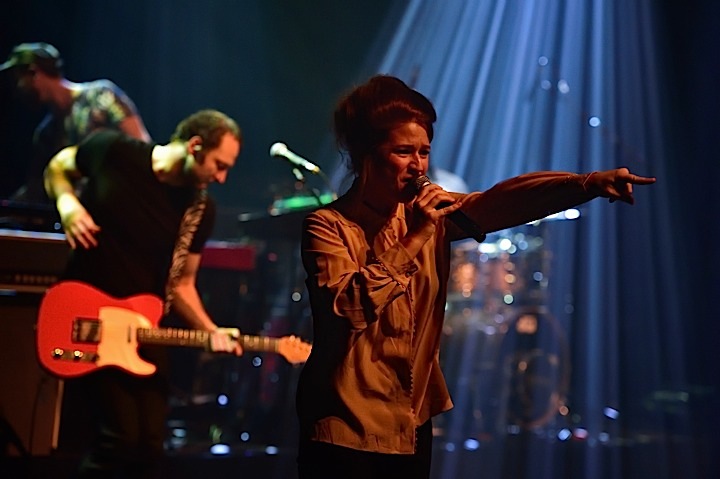 Selah Sue @ Cirque Royal, picture 13, photographed by Wim Patry - FrontView Magazine