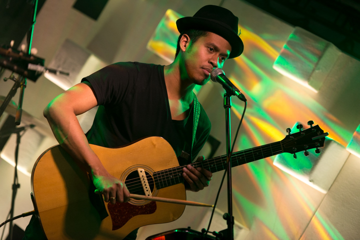Dotan @ Qube QMusic, foto 2, foto's door Johan Van Buggenhout - FrontView Magazine
