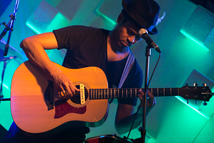 Dotan @ Qube QMusic, foto 9, foto's door Johan Van Buggenhout - FrontView Magazine