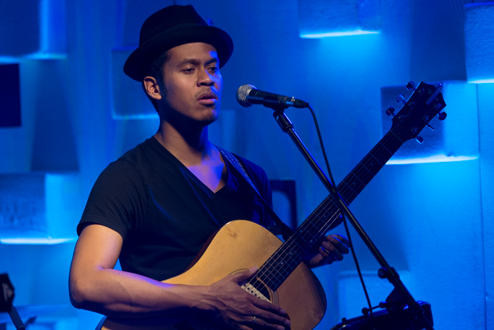 Dotan @ Qube QMusic, foto 20, foto's door Johan Van Buggenhout - FrontView Magazine