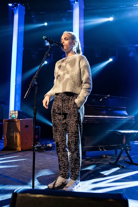 London Grammar @ The Qube - Zuiderkroon, picture 5, photographed by Edwin Houdevelt - FrontView Magazine