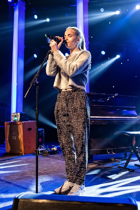 London Grammar @ The Qube - Zuiderkroon, picture 7, photographed by Edwin Houdevelt - FrontView Magazine
