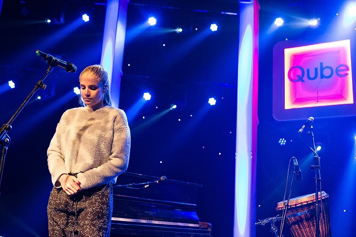 London Grammar @ The Qube - Zuiderkroon, picture 11, photographed by Edwin Houdevelt - FrontView Magazine