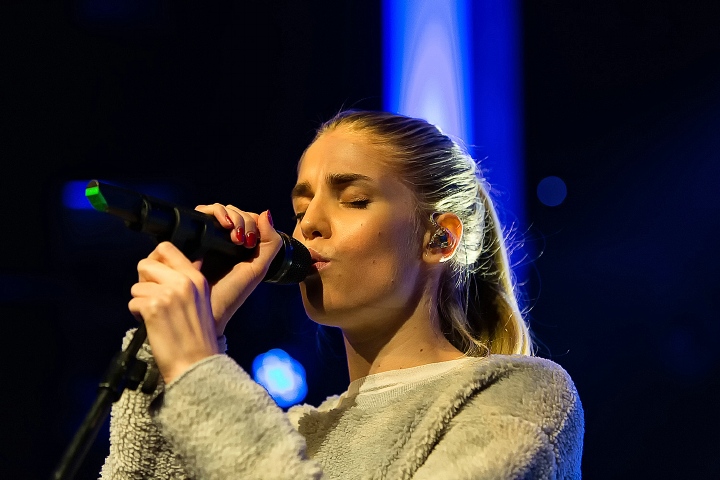 London Grammar @ The Qube - Zuiderkroon, picture 15, photographed by Edwin Houdevelt - FrontView Magazine