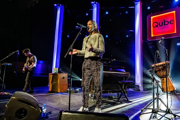 London Grammar @ The Qube - Zuiderkroon, picture 16, photographed by Edwin Houdevelt - FrontView Magazine