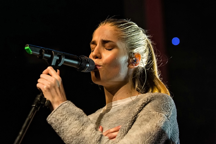 London Grammar @ The Qube - Zuiderkroon, picture 31, photographed by Edwin Houdevelt - FrontView Magazine
