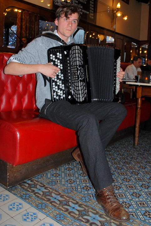 Persvoorstellng Piaf de musical @ Brasserie Den Artist, picture 1, photographed by Peter Minnebo - FrontView Magazine