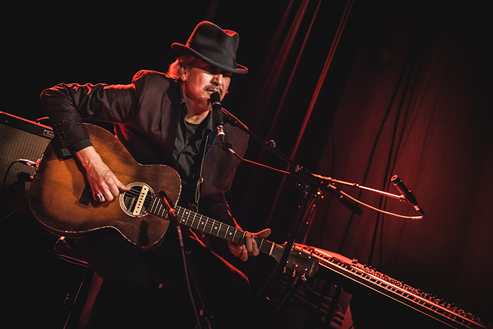 Grant-Lee Phillips & Howe Gelb @ Het Depot, picture 3, photographed by Elke Briers - FrontView Magazine