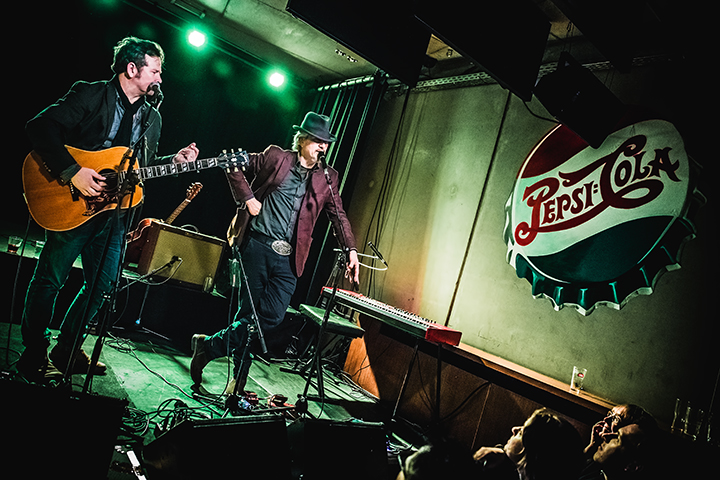 Grant-Lee Phillips & Howe Gelb @ Het Depot, picture 12, photographed by Elke Briers - FrontView Magazine